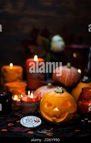 Dekorative Halloween-Kürbisse und Kerzen Stockfoto