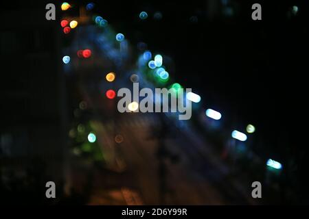 Bokeh aus der Luft Blick auf den leichten Verkehr zwei Spuren Straße. Reise-und Stadtleben langsam Geschäftskonzept. Stockfoto