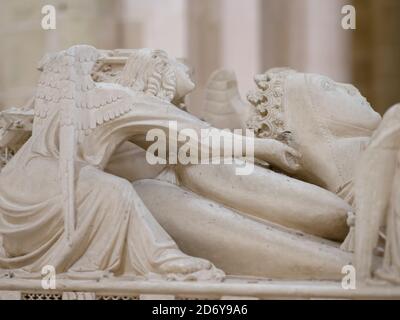 Das Grab von Ines de Castro eines der wichtigsten skulpturierten Gräber des Mittelalters. In der Kirche gelegen. Das Kloster von Alcobaca, Mostei Stockfoto