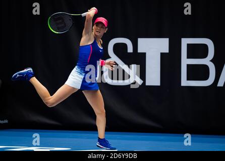 Ereza Martincova der Tschechischen Republik im Kampf gegen Barbora Krejcikova der Tschechischen Republik während der ersten Runde von Die 2020 J&T Banka Ostrav Stockfoto