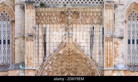 Das Hauptportal. Das Kloster von Batalha, Mosteiro de Santa Maria da Vitoria, als UNESCO-Weltkulturerbe. Eine Touristenattraktion nördlich von Lis Stockfoto