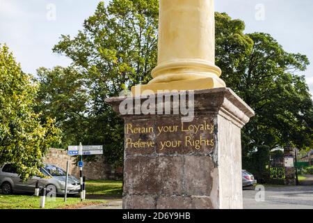 Nahaufnahme der Inschrift auf High Cross Boroughgate aus dem 17. Jahrhundert, Appleby-in-Westmorland, Eden District, Cumbria, England, Großbritannien Stockfoto