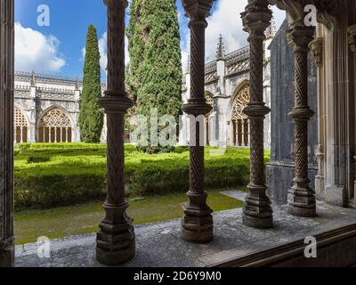 Claustro Real, der königliche Kreuzgang. Das Kloster von Batalha, Mosteiro de Santa Maria da Vitoria, als UNESCO-Weltkulturerbe. Ein Touristenattra Stockfoto