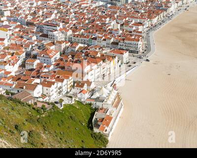 Blick über die Stadt und den Strand von Sitio. Die Stadt Nazare an der Küste des Atlantiks. Europa, Südeuropa, Portugal Stockfoto