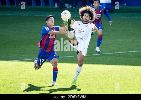 Oshinori Muto von Eibar und Aridane Hernandez von Osasuna während Die spanische Meisterschaft La Liga Fußballspiel zwischen SD Eibar Und CA Osasuna im Oktober Stockfoto