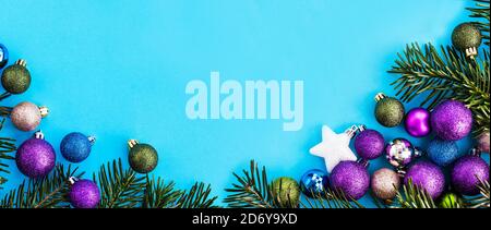 Bunte Weihnachtskugeln Urlaub Banner, blauer Hintergrund Stockfoto
