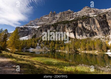 Herbst in den Dolomiten, Blick auf Federa See umgeben von Bergen Stockfoto