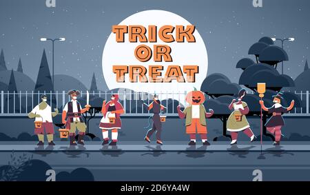 Menschen in Kostümen tragen Masken zu verhindern, Coronavirus glückliches halloween Party Feier Konzept Trick or Treat Schriftzug Grußkarte voll Länge horizontale Kopie Raum Vektorgrafik Stock Vektor