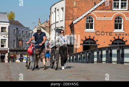 Eton, Buckinghamshire, England, Großbritannien. 2020. Radfahrer schieben ihre Fahrräder über die Windsor Eton Brücke, die die Themse zwischen den beiden fam überquert Stockfoto