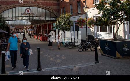 Windsor, Berkshire, England, Großbritannien. 2020. Eintritt zum Windsor Royal Shopping Complex gegenüber Windsor Castle. Maskierte Käufer verlassen das königliche Stockfoto