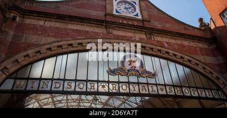 Windsor, Berkshire, England, Großbritannien. 2020. Eintritt zum Windsor Royal Shopping Complex gegenüber Windsor Castle. Das Einkaufszentrum liegt im Windsor an Stockfoto