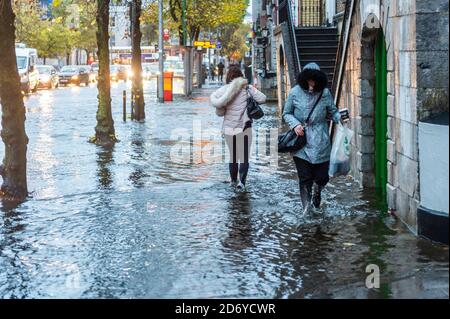 Cork, Irland. Oktober 2020. Cork Stadt überflutet heute Morgen, mit South Mall und die niedrig liegenden Kais tragen die Hauptlast des Flutwassers. Quelle: AG News/Alamy Live News Stockfoto