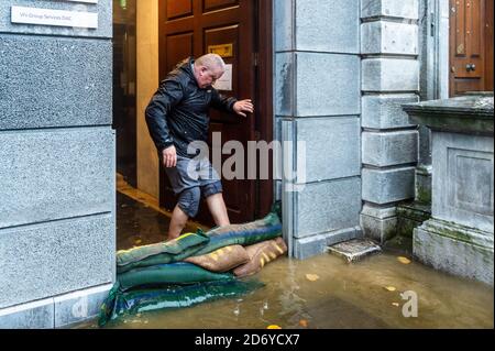 Cork, Irland. Oktober 2020. Cork Stadt überflutet heute Morgen, mit South Mall und die niedrig liegenden Kais tragen die Hauptlast des Flutwassers. Quelle: AG News/Alamy Live News Stockfoto