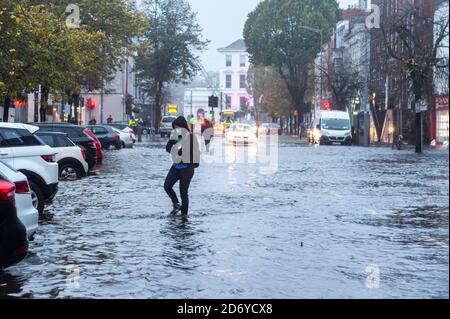 Cork, Irland. Oktober 2020. Cork Stadt überflutet heute Morgen, mit South Mall und die niedrig liegenden Kais tragen die Hauptlast des Flutwassers. Quelle: AG News/Alamy Live News Stockfoto
