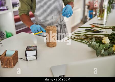 Mann verkauft Blumen an der Theke modernen Shop Stockfoto