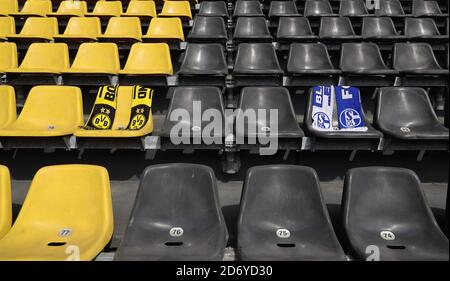 Dortmund, Deutschland. 8. Mai 2020. firo: 08.05.2020, Fußball, 1. Bundesliga, 2019/2020 Saison, BVB, Borussia Dortmund, SIGNAL IDUNA PARK Stadion, vor DERBY, Revierderby BVB - Schalke 04, Neustart der Bundesliga nach Unterbrechung durch CORONA, COVID-19, Schals der beiden Vereine BVB und Schalke auf den leeren Sitzschalen, mit Abstand, Sitze, Leere Strecke, Geisterspiel, keine Zuschauer, Nutzung weltweit Credit: dpa/Alamy Live News Stockfoto