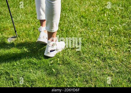 Golfer in trendigen Schuhen auf dem grünen Gras Stockfoto