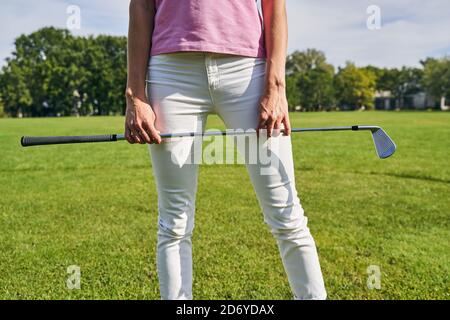 Golferin auf dem Golfplatz Stockfoto