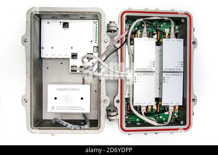 CATV-System zum Aufhängen an schwarzen Glasfaserkabeln zur Verstärkung TV-Signale mit Koaxialkabeln installiert Stockfoto