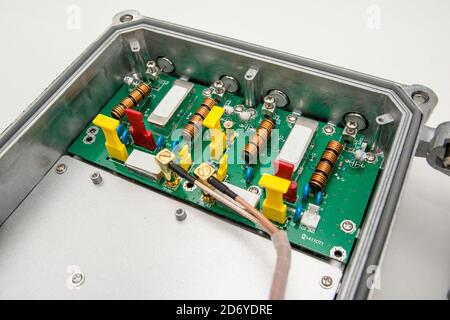 CATV-System zum Aufhängen an schwarzen Glasfaserkabeln zur Verstärkung TV-Signale mit Koaxialkabeln installiert Stockfoto
