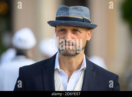 Dresden, Deutschland. Okt. 2020. Dirk Welich, Direktor Schloss und Park Pillnitz, steht bei der Präsentation des 26. Dresdner Stollenmädchen im Schloss und Park Pillnitz. Quelle: Robert Michael/dpa-Zentralbild/dpa/Alamy Live News Stockfoto