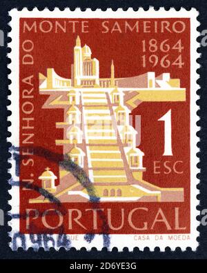 PORTUGAL - UM 1964: Eine in Portugal gedruckte Briefmarke für die Kirche von Sameiro zeigt Wallfahrt, Kirche Sameiro, um 1964. Stockfoto