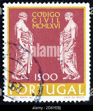 PORTUGAL - UM 1967: Eine in Portugal gedruckte Briefmarke aus der Ausgabe "Neues Gesetz für die Justizverwaltung" zeigt römische Senatoren, um 1967. Stockfoto