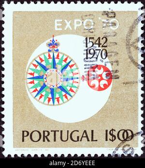 PORTUGAL - UM 1970: Eine in Portugal gedruckte Briefmarke aus der Ausgabe 'Expo 70' zeigt einen Kompass, um 1970. Stockfoto