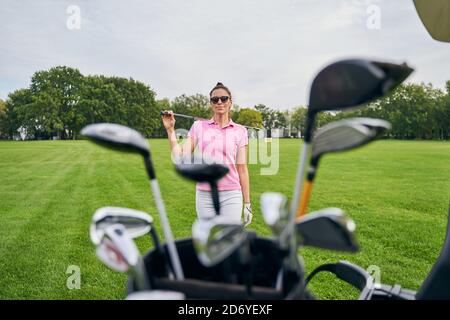 Kaukasische Golfspielerin auf dem Rasen Stockfoto