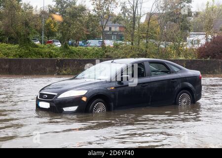 Carrigaline, Cork, Irland. Oktober 2020. Ein Auto, das aufgrund der Flut im Hochwasser gefangen war und die Crosshaven Road und das Stadtzentrum von Carrigaline, Co. Cork, Irland, überflutete. - Credit; David Creedon / Alamy Live News Stockfoto