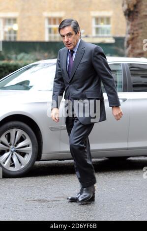 Der französische Premierminister Francois Fillon kommt in der Downing Street an, um sich mit dem britischen Premierminister David Cameron zu treffen. Stockfoto