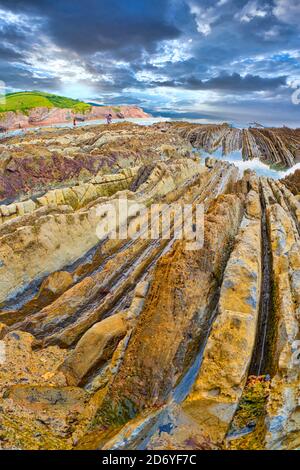 Steil gekippte Schichten von Flysch, Flysch Cliffs, Baskische Küste UNESCO Global Geopark, European Geopark Network, Zumaia, Guipúzcoa, Baskenland, Spanien Stockfoto