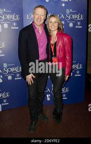 Rory Bremner und seine Frau Tessa Campbell Fraser haben bei einer besonderen Wohltätigkeitsvorstellung von La Soiree des Cirque du Soleil in der Royal Albert Hall im Zentrum von London fotografiert, wobei der Erlös an One Drop und Oxfam geht. Stockfoto