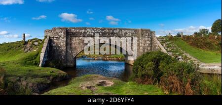 Cadover Bridge am Plym River in Burrator Reservoir - Dartmoor Nationalpark Stockfoto