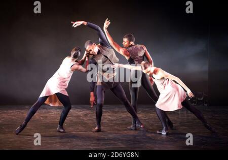Tänzer wie Damien Johnson, Sarah Kundi und Jade Hale-Christofi vom Ballet Black treten während einer Fotowand für die 10-jährige Aufführung von Orpheus im Lindbury Studio Theatre, dem Royal Opera House, im Zentrum von London auf. Stockfoto