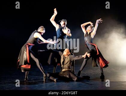 Tänzer wie Damien Johnson, Sarah Kundi und Jade Hale-Christofi vom Ballet Black treten während einer Fotowand für die 10-jährige Aufführung von Orpheus im Lindbury Studio Theatre, dem Royal Opera House, im Zentrum von London auf. Stockfoto