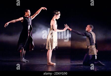 Tänzer wie Damien Johnson, Sarah Kundi und Jade Hale-Christofi vom Ballet Black treten während einer Fotowand für die 10-jährige Aufführung von Orpheus im Lindbury Studio Theatre, dem Royal Opera House, im Zentrum von London auf. Stockfoto