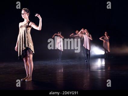 Tänzer wie Damien Johnson, Sarah Kundi und Jade Hale-Christofi vom Ballet Black treten während einer Fotowand für die 10-jährige Aufführung von Orpheus im Lindbury Studio Theatre, dem Royal Opera House, im Zentrum von London auf. Stockfoto