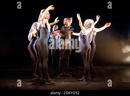 Tänzer wie Damien Johnson, Sarah Kundi und Jade Hale-Christofi vom Ballet Black treten während einer Fotowand für die 10-jährige Aufführung von Orpheus im Lindbury Studio Theatre, dem Royal Opera House, im Zentrum von London auf. Stockfoto