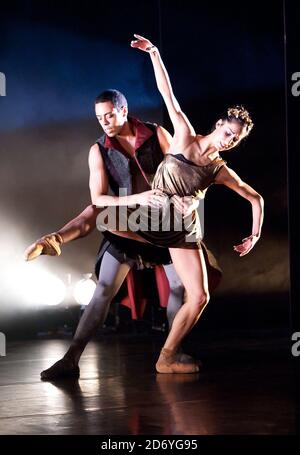 Tänzer wie Damien Johnson, Sarah Kundi und Jade Hale-Christofi vom Ballet Black treten während einer Fotowand für die 10-jährige Aufführung von Orpheus im Lindbury Studio Theatre, dem Royal Opera House, im Zentrum von London auf. Stockfoto