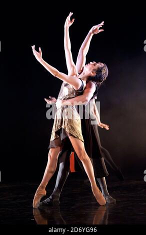 Tänzer wie Damien Johnson, Sarah Kundi und Jade Hale-Christofi vom Ballet Black treten während einer Fotowand für die 10-jährige Aufführung von Orpheus im Lindbury Studio Theatre, dem Royal Opera House, im Zentrum von London auf. Stockfoto
