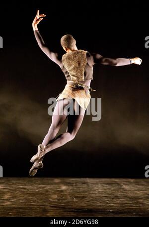 Tänzer wie Damien Johnson, Sarah Kundi und Jade Hale-Christofi vom Ballet Black treten während einer Fotowand für die 10-jährige Aufführung von Orpheus im Lindbury Studio Theatre, dem Royal Opera House, im Zentrum von London auf. Stockfoto