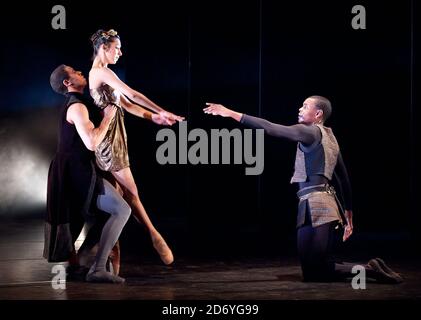 Tänzer wie Damien Johnson, Sarah Kundi und Jade Hale-Christofi vom Ballet Black treten während einer Fotowand für die 10-jährige Aufführung von Orpheus im Lindbury Studio Theatre, dem Royal Opera House, im Zentrum von London auf. Stockfoto