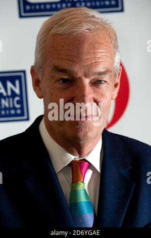 Jon Snow nimmt an den Oldie of the Year Awards 2011 in Simpsons on the Strand im Zentrum von London Teil. Stockfoto