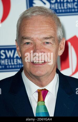 Jon Snow nimmt an den Oldie of the Year Awards 2011 in Simpsons on the Strand im Zentrum von London Teil. Stockfoto