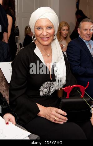 Ihre Königliche Hoheit Prinzessin Michael von Kent bei der Stephanie Jaymes Modenschau im Westbury Hotel im Zentrum von London. Stockfoto