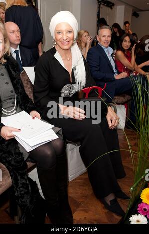 Ihre Königliche Hoheit Prinzessin Michael von Kent bei der Stephanie Jaymes Modenschau im Westbury Hotel im Zentrum von London. Stockfoto