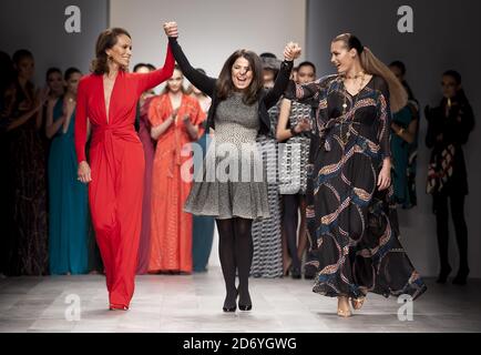 Das ehemalige Model Andrea Dellal und Yasmin Le Bon applaudieren mit der brasilianischen Designerin Daniella Issa Helayel, nachdem sie während der London Fashion Week Outfits von Issa London präsentiert haben Stockfoto