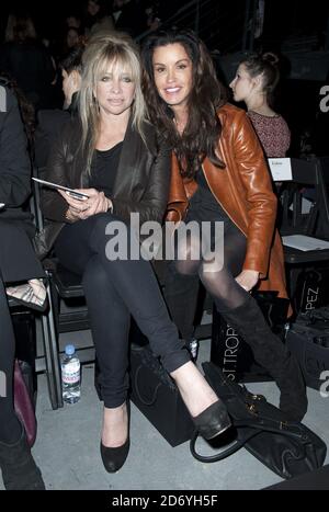 Jo Wood und Janice Dickinson nehmen an der Modeschau Erdem Teil, die an der University of Westminster im Rahmen der London Fashion Week stattfindet. Stockfoto