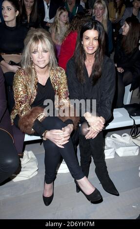 Jo Wood und Janice Dickinson nehmen an der Mark Fast Fashion Show Teil, die im Rahmen der London Fashion Week im BFC Venue im Zentrum von London stattfindet. Stockfoto